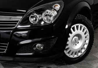 Подержанный автомобиль Opel Astra Sedan 2011 года (2 фото)