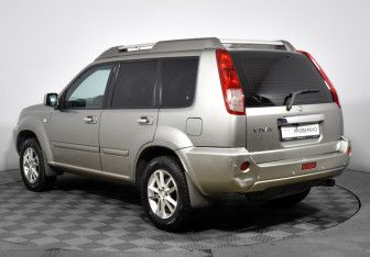 Подержанный автомобиль Nissan X-Trail 2006 года (7 фото)