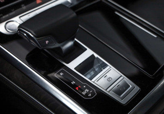 Подержанный автомобиль Audi Q8 2018 года (21 фото)