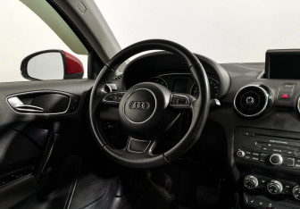 Подержанный автомобиль Audi A1 2013 года (15 фото)