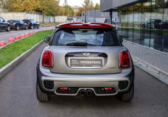 Подержанный автомобиль MINI Hatch 2016 года (6 фото)