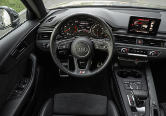Подержанный автомобиль Audi A4 Sedan 2018 года (12 фото)