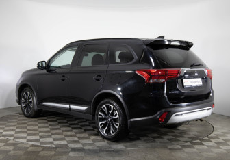Подержанный автомобиль Mitsubishi Outlander 2021 года (7 фото)
