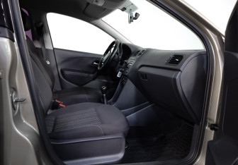 Подержанный автомобиль Volkswagen Polo Sedan 2015 года (15 фото)