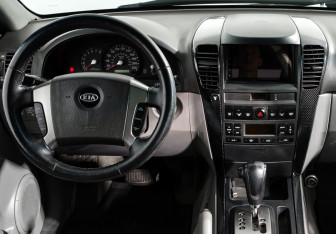 Подержанный автомобиль Kia Sorento 2006 года (14 фото)