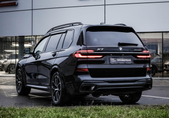 Подержанный автомобиль BMW X7 2023 года (8 фото)