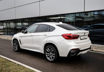 Подержанный автомобиль BMW X6 2018 года (6 фото)