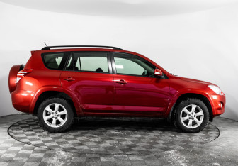 Подержанный автомобиль Toyota RAV4 2010 года (4 фото)