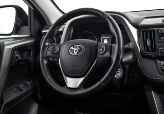 Подержанный автомобиль Toyota RAV4 2016 года (14 фото)