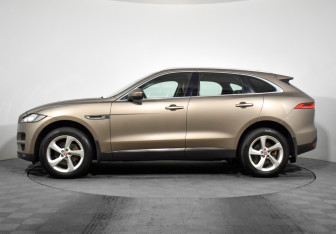 Подержанный автомобиль Jaguar F-Pace 2016 года (8 фото)