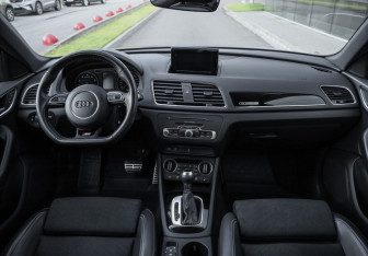 Подержанный автомобиль Audi Q3 2017 года (13 фото)