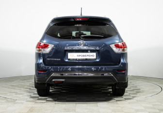 Подержанный автомобиль Nissan Pathfinder 2015 года (6 фото)