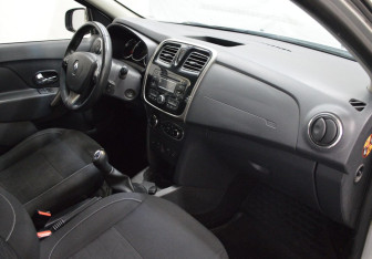 Подержанный автомобиль Renault Sandero 2014 года (12 фото)