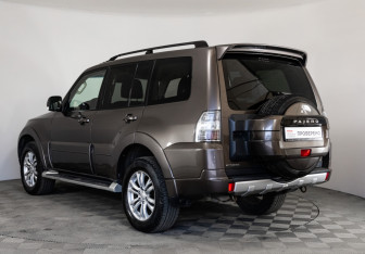 Подержанный автомобиль Mitsubishi Pajero 2012 года (7 фото)