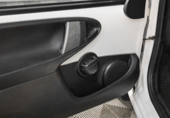 Подержанный автомобиль Peugeot 107 2012 года (15 фото)