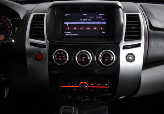 Подержанный автомобиль Mitsubishi Pajero Sport 2014 года (13 фото)