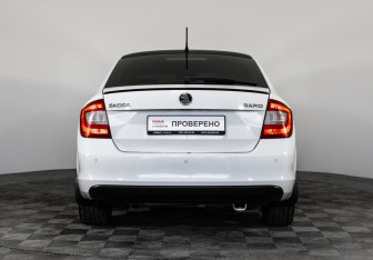 Подержанный автомобиль Skoda Rapid Liftback 2015 года (6 фото)