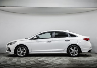 Подержанный автомобиль Hyundai Sonata 2018 года (8 фото)