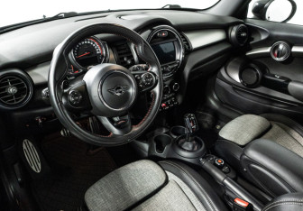 Подержанный автомобиль MINI Hatch 2019 года (11 фото)