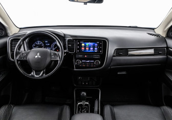 Подержанный автомобиль Mitsubishi Outlander 2018 года (10 фото)