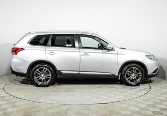 Подержанный автомобиль Mitsubishi Outlander 2021 года (4 фото)