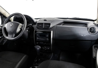 Подержанный автомобиль Nissan Terrano 2014 года (9 фото)
