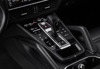 Подержанный автомобиль Porsche Cayenne 2018 года (23 фото)