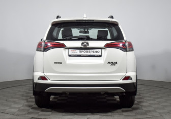 Подержанный автомобиль Toyota RAV4 2016 года (6 фото)