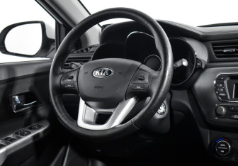Подержанный автомобиль Kia Rio Hatchback 2013 года (14 фото)