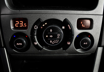 Подержанный автомобиль Peugeot 308 Hatchback 2008 года (15 фото)