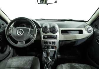 Подержанный автомобиль Renault Sandero 2012 года (13 фото)