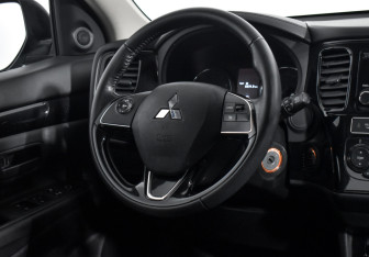 Подержанный автомобиль Mitsubishi Outlander 2019 года (14 фото)
