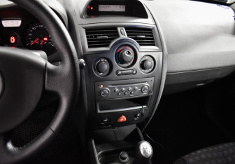 Подержанный автомобиль Renault Megane Sedan 2006 года (18 фото)
