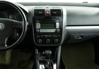 Подержанный автомобиль Volkswagen Jetta Sedan 2009 года (14 фото)