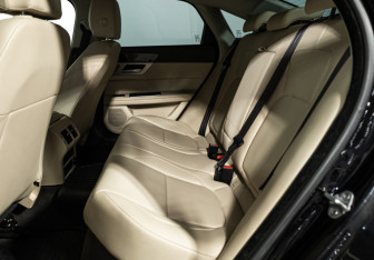 Подержанный автомобиль Jaguar XF Sedan 2016 года (10 фото)