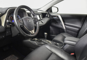 Подержанный автомобиль Toyota RAV4 2015 года (8 фото)