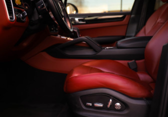 Подержанный автомобиль Porsche Cayenne 2019 года (28 фото)