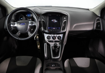 Подержанный автомобиль Ford Focus Hatchback 2013 года (9 фото)