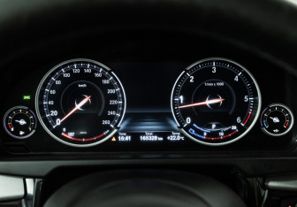 Подержанный автомобиль BMW X5 2015 года (12 фото)