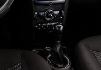 Подержанный автомобиль MINI Hatch 2011 года (12 фото)