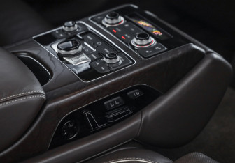 Подержанный автомобиль Audi A8 2011 года (33 фото)