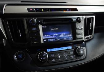 Подержанный автомобиль Toyota RAV4 2015 года (12 фото)