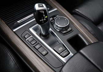 Подержанный автомобиль BMW X5 2015 года (19 фото)