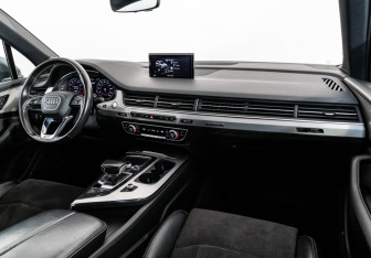 Подержанный автомобиль Audi Q7 2015 года (10 фото)