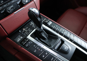 Подержанный автомобиль Porsche Macan 2015 года (18 фото)