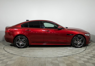 Подержанный автомобиль Jaguar XE 2016 года (4 фото)