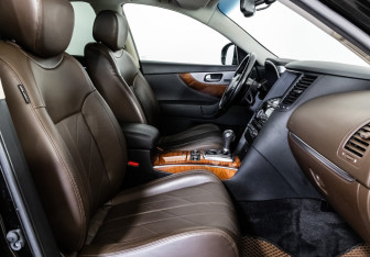 Подержанный автомобиль Infiniti QX70 2015 года (21 фото)