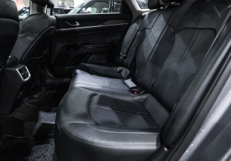 Подержанный автомобиль Kia K5 2023 года (12 фото)