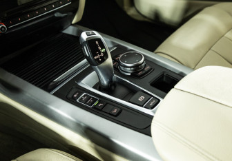 Подержанный автомобиль BMW X5 2015 года (18 фото)