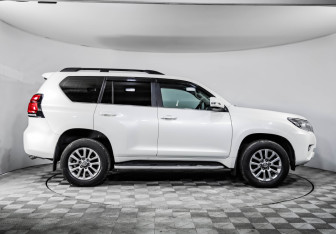 Подержанный автомобиль Toyota Land Cruiser Prado 2017 года (4 фото)